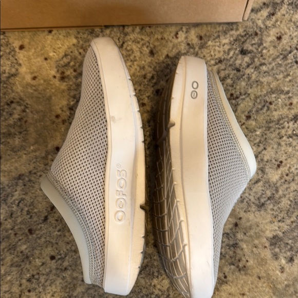 OOFOS SIZE 5 - Picture 8 of 11